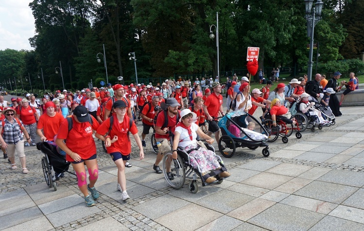 Wejście pielgrzymki gliwickiej na Jasną Górę