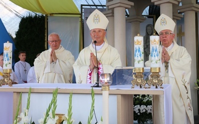 Mszę św. wraz z gronem kapłanów celebrowali abp Wacław Depo i bp Marek Solarczyk.