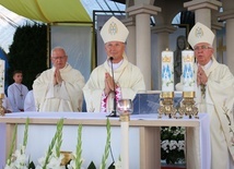 Mszę św. wraz z gronem kapłanów celebrowali abp Wacław Depo i bp Marek Solarczyk.