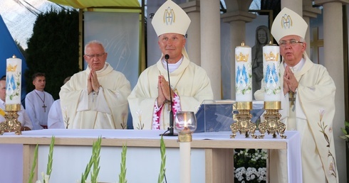 Mszę św. wraz z gronem kapłanów celebrowali abp Wacław Depo i bp Marek Solarczyk.