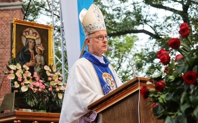 Biskup Polowy Wojska Polskiego Wiesław Lechowicz wygłosił homilię na wzgórzu piekarskim.