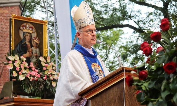 Bp Lechowicz w Piekarach Śląskich: Wykorzystujcie swój geniusz kobiecy i cieszcie się nim!