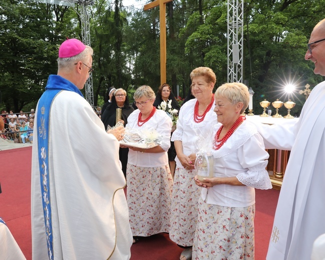 Piekary kobiet 2023. Msza święta na kalwaryjskim wzgórzu