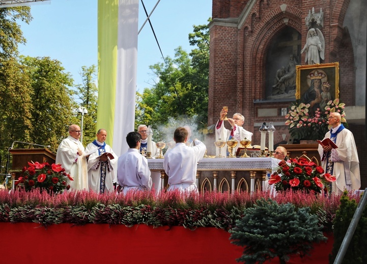 Piekary kobiet 2023. Msza święta na kalwaryjskim wzgórzu