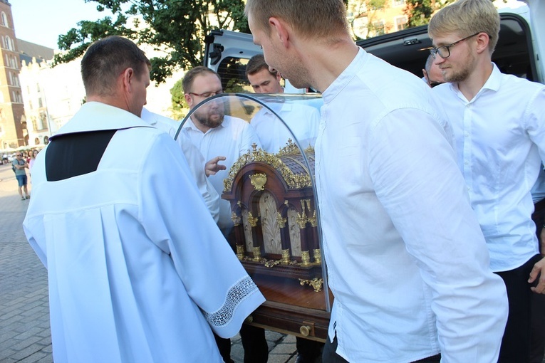 Relikwie św. Teresy z Lisieux na krakowskim Rynku