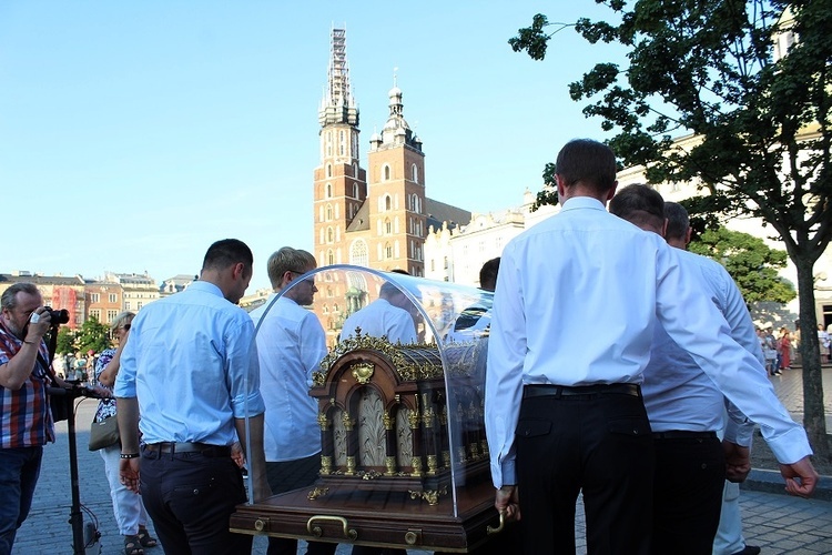 Relikwie św. Teresy z Lisieux na krakowskim Rynku