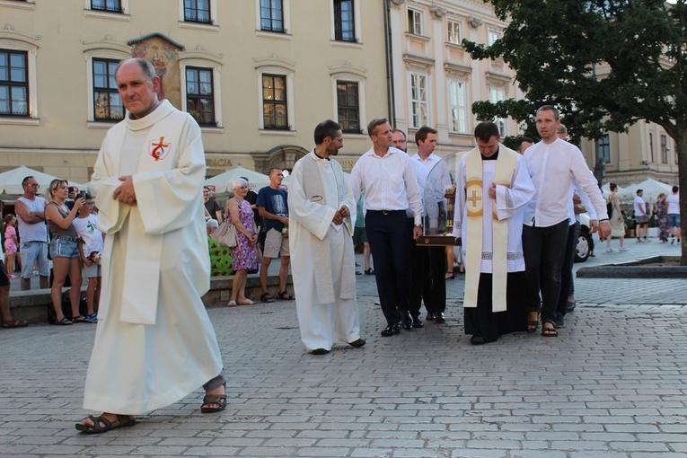 Relikwie św. Teresy z Lisieux na krakowskim Rynku