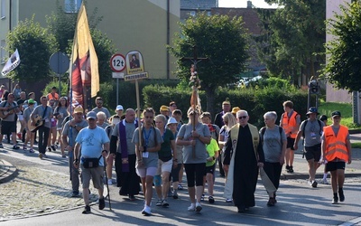 Do domów też powrócą pieszo.