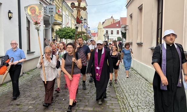 Pielgrzymi, z ks. Jackiem Moskalem na czele, opuszczają żywiecki Rynek...