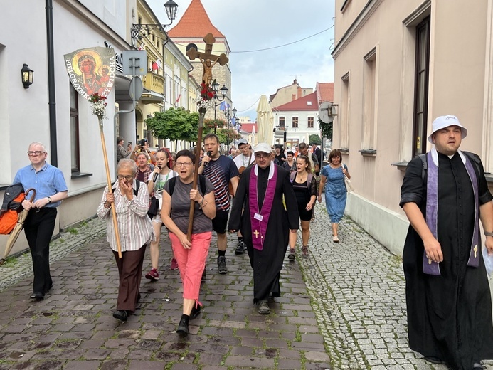 Pielgrzymi, z ks. Jackiem Moskalem na czele, opuszczają żywiecki Rynek...