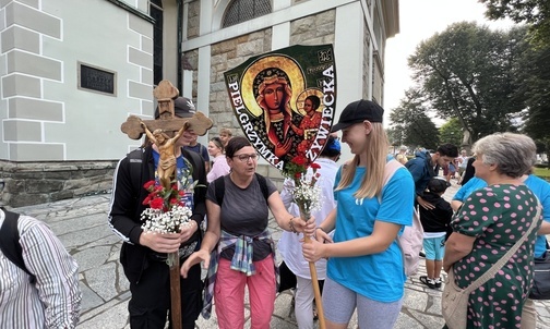 Pielgrzymkowe znaki chętnie niosą i starsi i młodzi pielgrzymi.