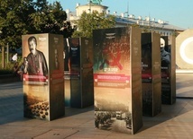 Wystawa prezentowana jest przed budynkiem Poczty Głównej w Lublinie.