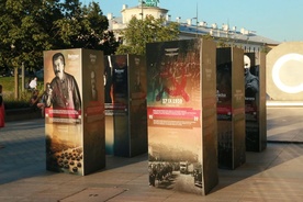 Wystawa prezentowana jest przed budynkiem Poczty Głównej w Lublinie.