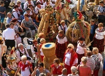 Rolnicy tradycyjnie przywożą ze sobą dożynkowe kopy i korony.