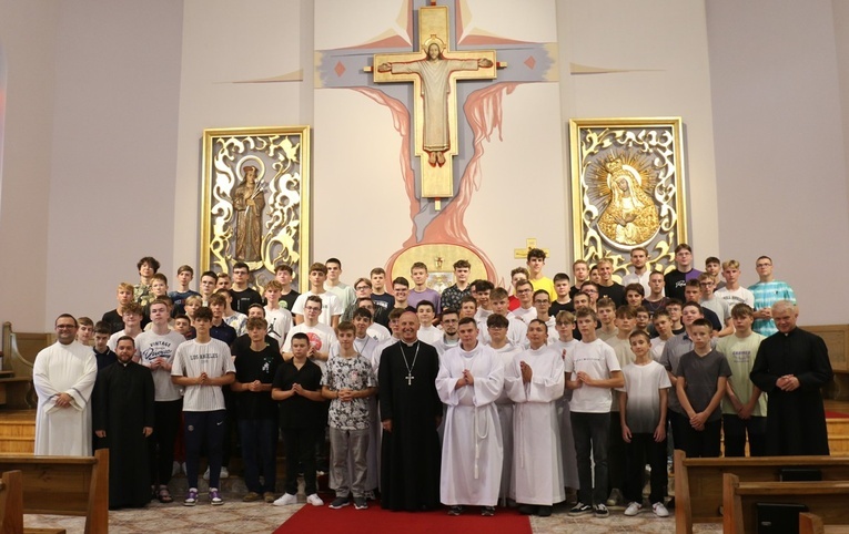 Uczestnicy z bp. Markiem Solarczykiem, ks. Markiem Adamczykiem, ks. Mariuszem Chamerskim, alumnami i lektorami.