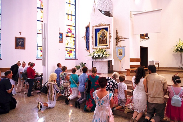 Wierni wypowiadali swoje intencje przed cudownym obrazem.