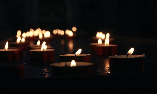 Co najmniej dwie osoby zginęły w Kijowie po zmasowanym ataku rakietowym Rosji, w mieście gaszone są pożary
