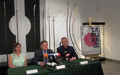 O wystawie opowiedziała Katarzyna Jendrzejczyk. Obok siedzą: Leszek Ruszczyk i (z prawej) Adam Duszyk, wicedyrektor placówki.