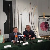 O wystawie opowiedziała Katarzyna Jendrzejczyk. Obok siedzą: Leszek Ruszczyk i (z prawej) Adam Duszyk, wicedyrektor placówki.
