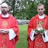 Z prawej ks. rektor Jacek Soprych z relikwią bł. ks. Romana Sitki, z lewej ks. proboszcz Marcin Baran.