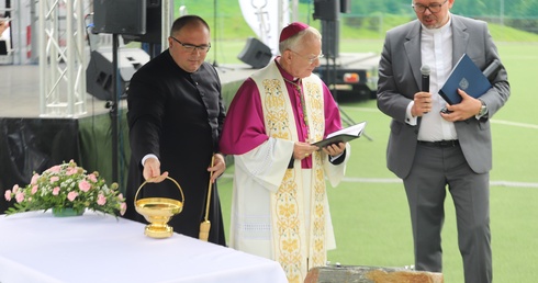 Abp Marek Jędraszewski poświęcił kamień węgielny pod rozbudowę Hospicjum im. Chrystusa Króla w Stróżach