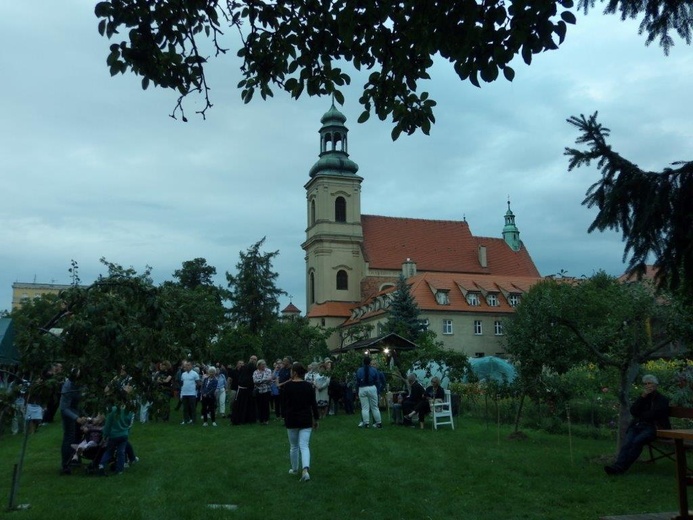 Modlitwa i koncert na roozpoczęcie odpustu Matki Bożej Pocieszenia