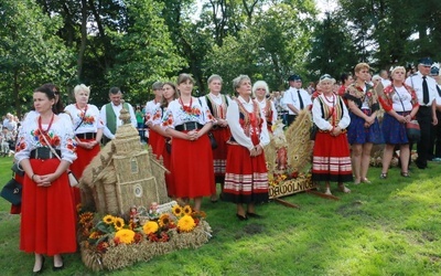 Wieńce przyniesione do Wąwolnicy.