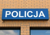 Policja szuka sprawcy ataku na samochód posła Zembaczyńskiego