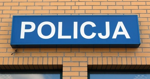 Policja szuka sprawcy ataku na samochód posła Zembaczyńskiego