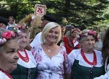 Ilona Jaroszek (trzecia od lewej) podczas obrzędu dożynkowego.