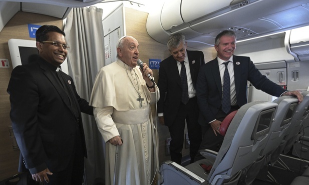 Papież Franciszek powrócił do Rzymu z Mongolii
