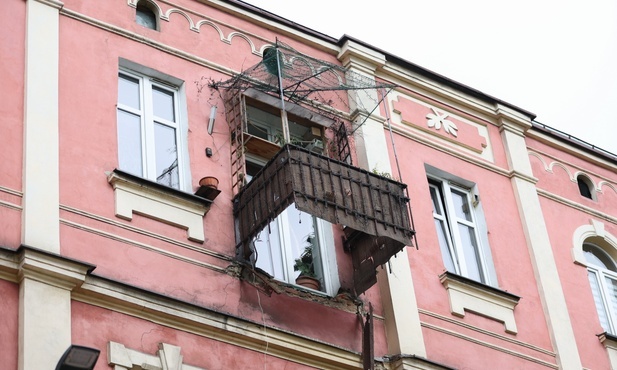 Sosnowiec. Będzie prokuratorskie śledztwo w sprawie zawalania się balkonu w kamienicy 
