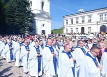 Na uroczystości do Chełma przybywają zarówno pielgrzymi świeccy, jak i kapłani z całej archidiecezji.