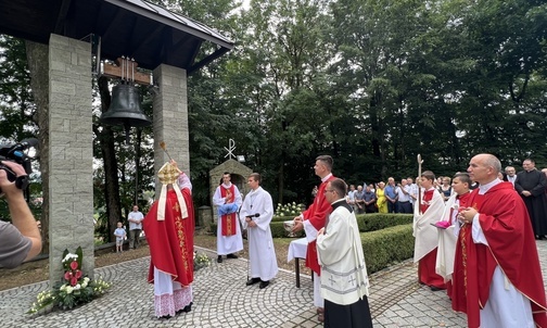 Poświęcenia dzwonnicy dokonał bp Roman Pindel.