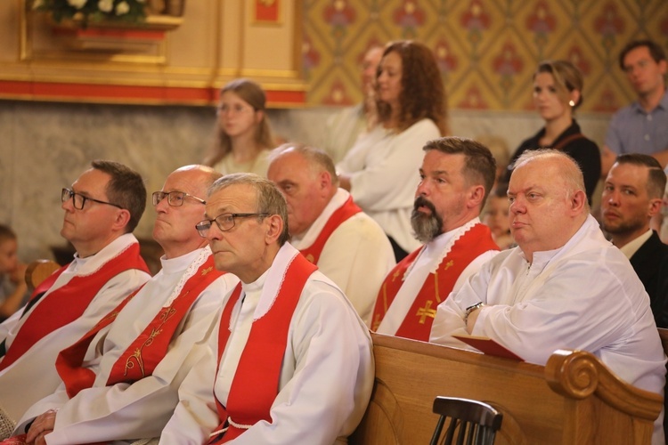 Pierwszy z lewej: ks. Dariusz Mależyna podczas jubileuszowej Mszy św.