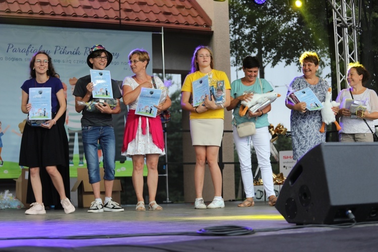 Nagrody odebrali uczestnicy konkursów na temat czanieckiej świątyni.