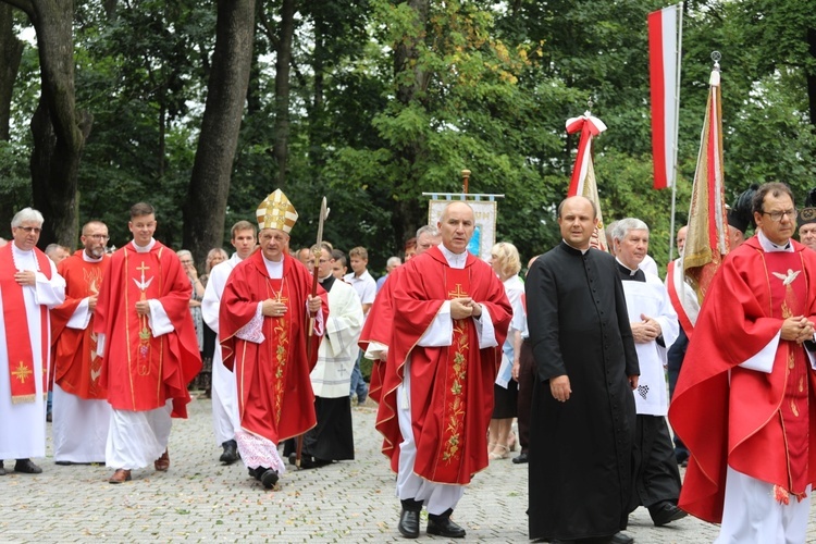 Procesyjne przejście pod nową dzwonnicę.