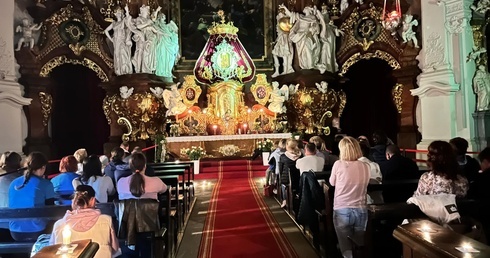 Krzeszów. Adoracja "Dwójeczki"