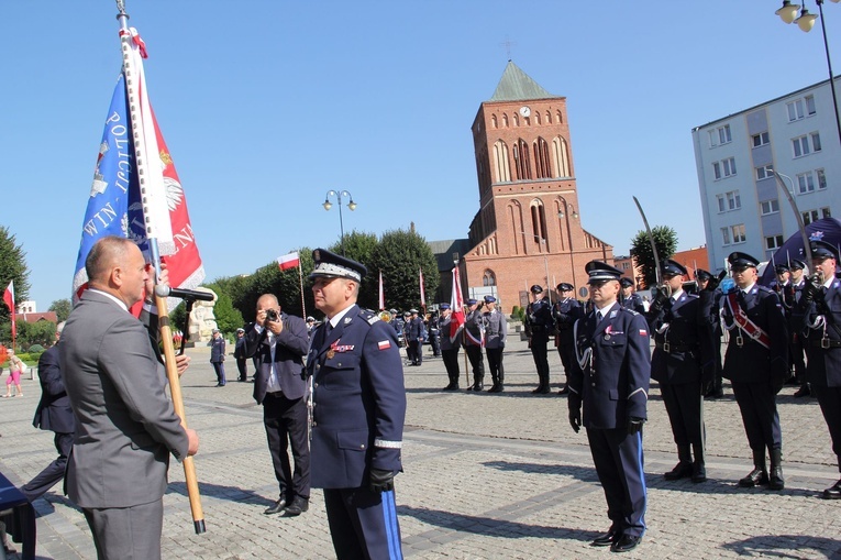 Błogosławieństwo sztandaru policji w Świdwinie
