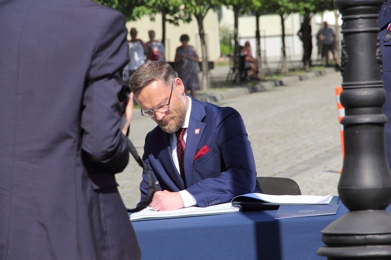 Błogosławieństwo sztandaru policji w Świdwinie