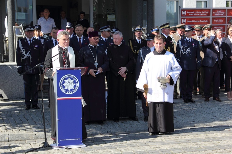 Błogosławieństwo sztandaru policji w Świdwinie