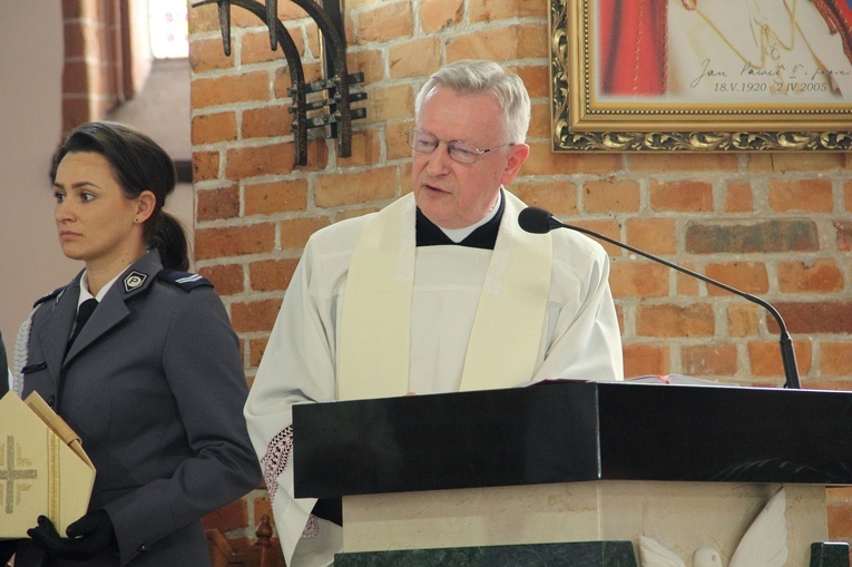 Błogosławieństwo sztandaru policji w Świdwinie