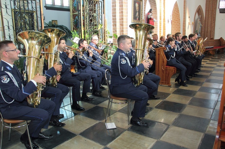 Błogosławieństwo sztandaru policji w Świdwinie