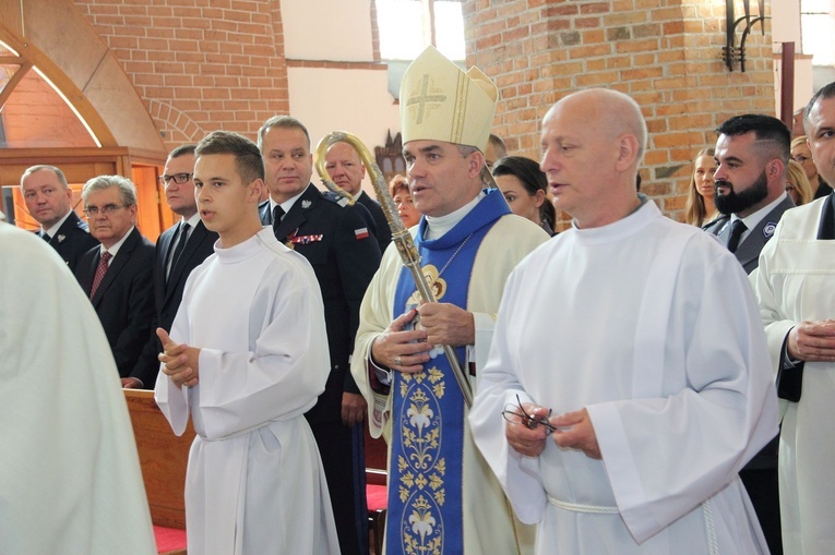 Błogosławieństwo sztandaru policji w Świdwinie