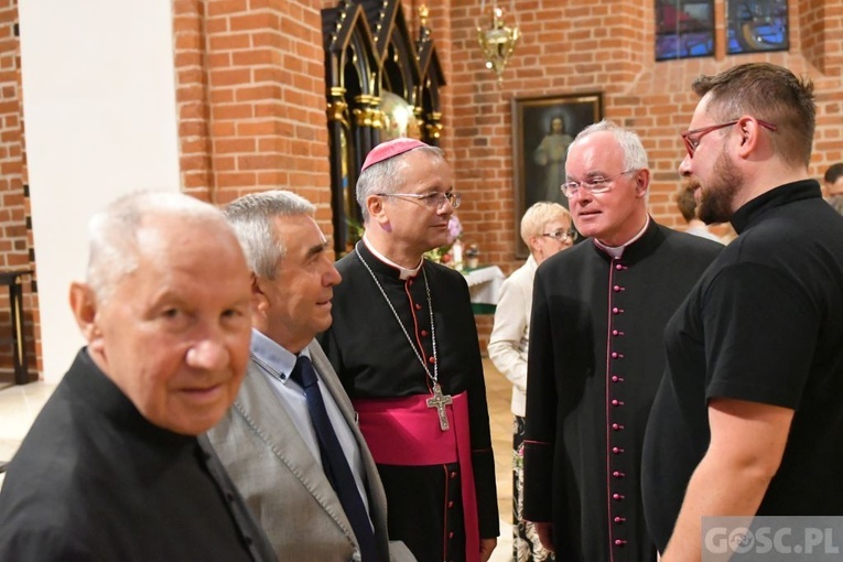 Bp Tadeusz Lityński wręczył diecezjalne odznaczenia dla świeckich
