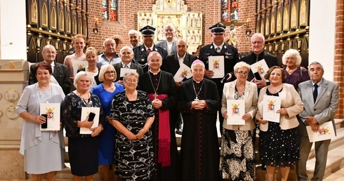 Dziś w katedrze bp Tadeusz Lityński wręczył diecezjalne odznaczenia dla świeckich