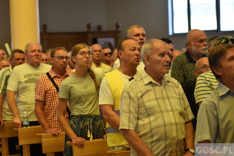 Męskie świadectwo z różańcem w ręku na ulicach Międzyrzecza