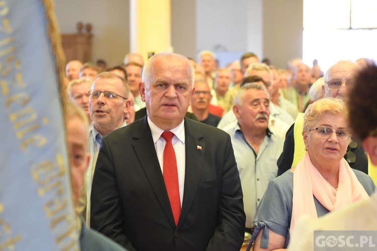 Męskie świadectwo z różańcem w ręku na ulicach Międzyrzecza