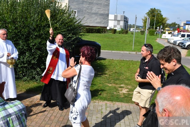 Męskie świadectwo z różańcem w ręku na ulicach Międzyrzecza