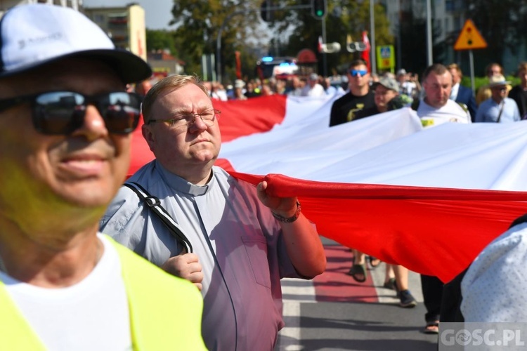 Męskie świadectwo z różańcem w ręku na ulicach Międzyrzecza